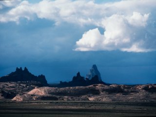 Mystic Rocks  in der Nähe des Monument Valley, Arizona : Clouds, Dark Sky, Felsen, OM2, Olympus, Rocks, USA, Wolken, mystic, mystisch, xDias-USA