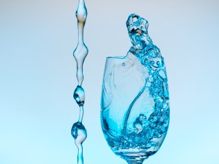 blue ice water glass  with a remote water jet : Oly-FNEU-exportiert, Oly-ForumNEU, xMakro-Wassertropfen, xNEU!