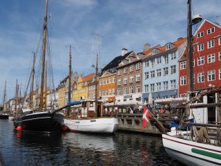 Nyhavn  Der alte Hafen von Kopenhagen, heute eine Kneipenmeile : Dänemark, Kopenhagen, Seeland, Segelschiff, xSeeland