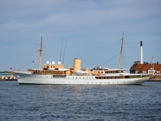 Königsjacht  Dannebrog, das Schiff der dänischen Königsfamilie, vor Anker in Kopenhagen : Dänemark, Kopenhagen, Seeland, xSeeland