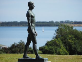 Blick auf die Nykøbing-Bucht  Bronzestatue von Viggo Jarl, Anneberg, Odsherred, Seeland : Dänemark, Odsherred, Seeland, xSeeland