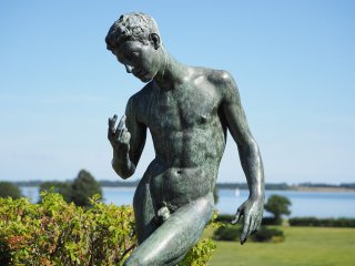Adam ohne Apfel  Bronzestatue von Viggo Jarl, Anneberg, Odsherred, Seeland : Dänemark, Odsherred, Seeland, xSeeland