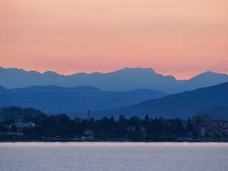 Sonnenaufgangsrelief  mit Blick auf Verbania, Lage Maggiore : Lago Maggiore, See, Sonnenaufgang, xSommer